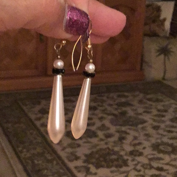 Vintage Simulated Pearl drop earrings long black stones white pointed earrings - Picture 4 of 7